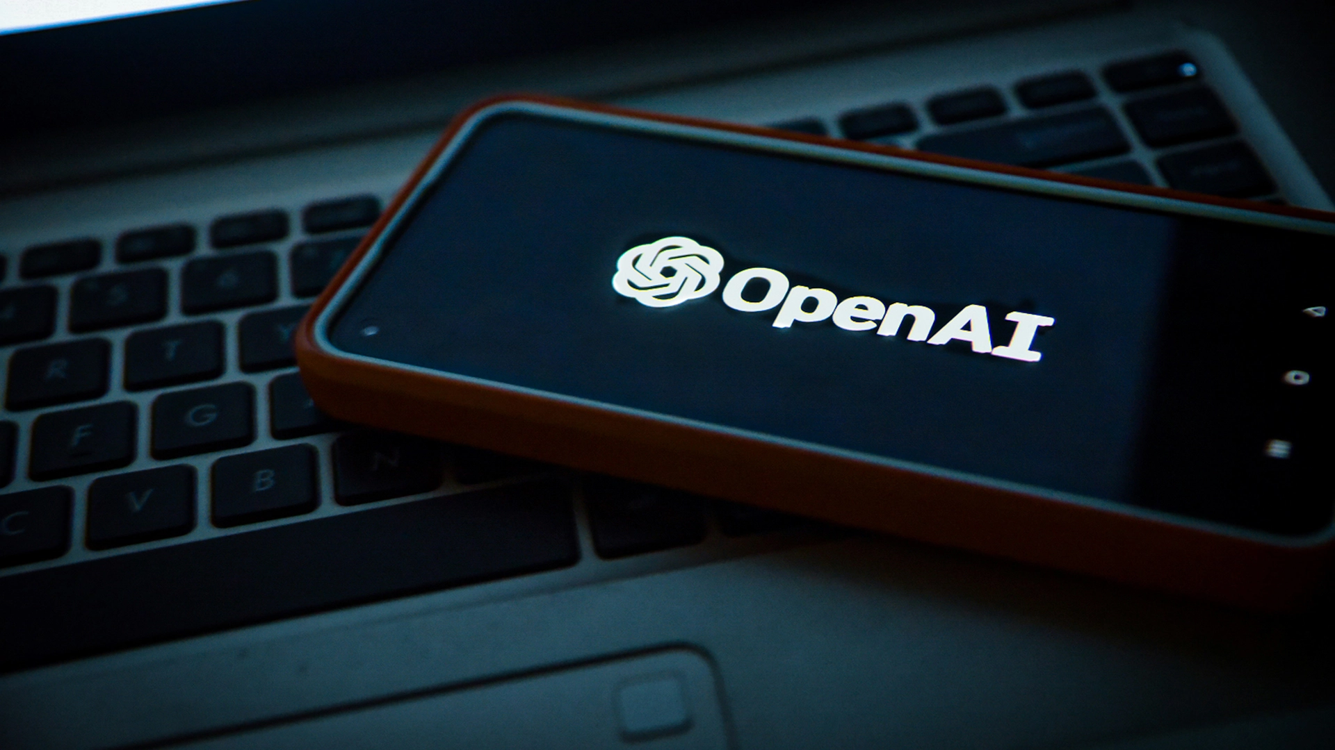 تتصدى شركة ناشئة في مجال التكنولوجيا لـ OpenAI و Jony Ive بشأن ادعاءات بسرقة أفكار الذكاء الاصطناعي