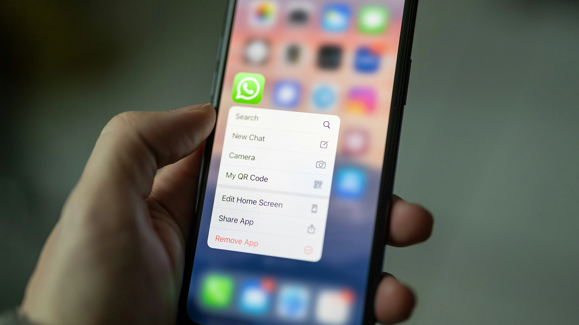 رئيس الأمن السابق في Meta يقدم دعوى قضائية بسبب الثغرات الأمنية في واتساب
